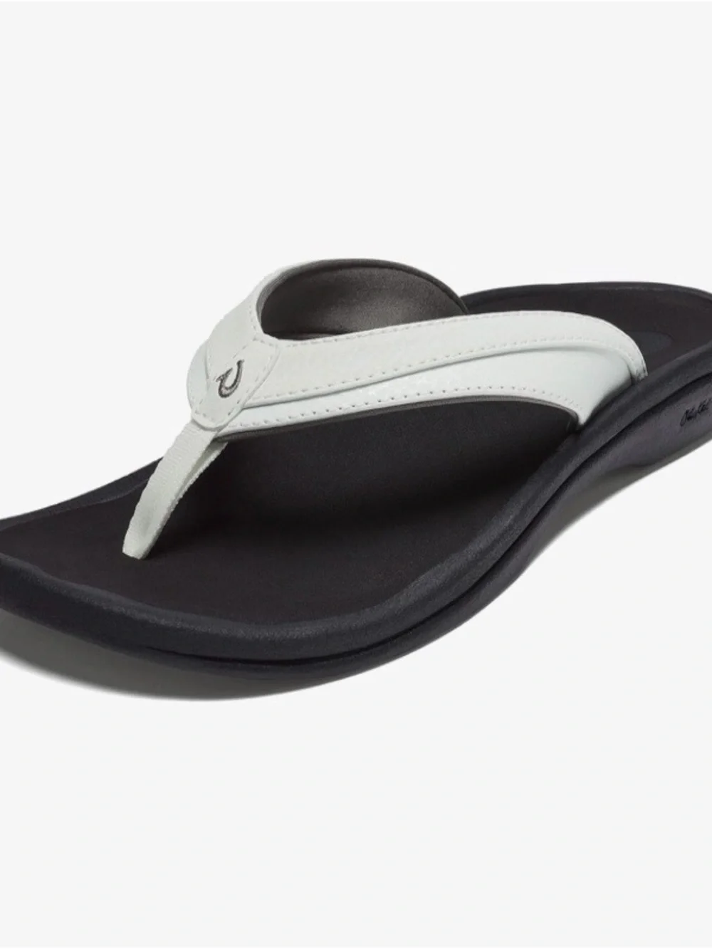 OluKai Women's White and Black Kea Leather Thong Sandal